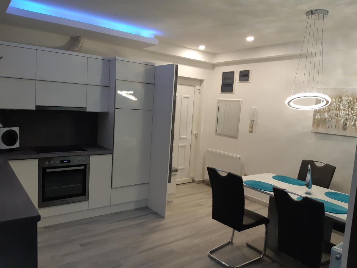 Dilara Apartman Sarvar Luaran gambar