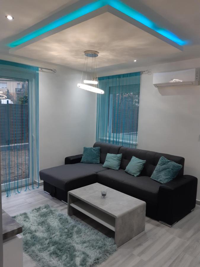 Dilara Apartman Sarvar Luaran gambar